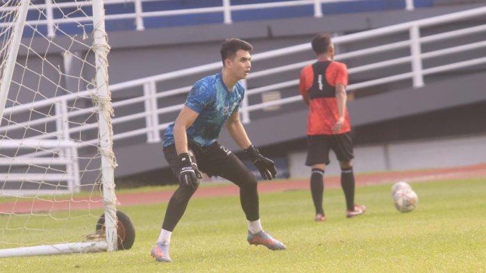 Nadeo Argawinata, penjaga Gawang Borneo FC saat melakukan sesi latihan di Stadion Segiri, Samarinda.TRIBUNKALTIM.CO/NEVRIANTO HARDI PRASETYO