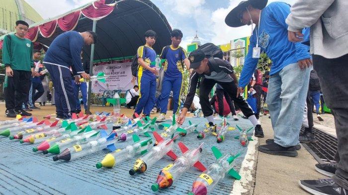 BUATAN PELAJAR - Ratusan roket air yang dibuat oleh ratusan pelajar SMA di Kaltim. Kompetisi roket ini bertujuan untuk menciptakan para peneliti baru. Tribunkaltim.co/Rita Lavenia