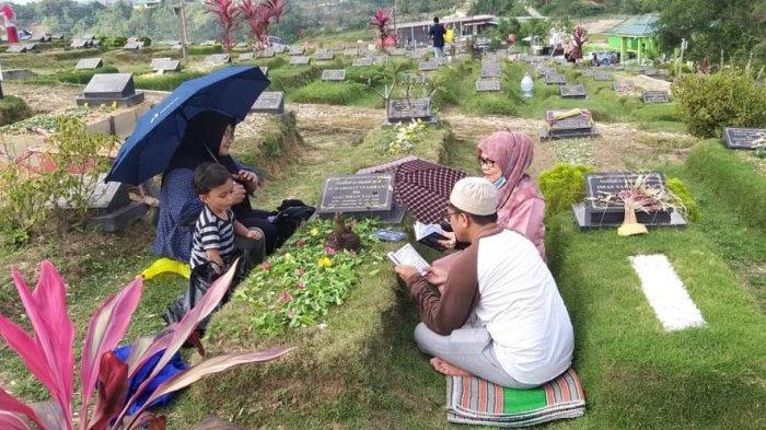 ZIARAH KUBUR. Berikut penjelasan terkait informasi tata cara dan hukum ziarah kubur.