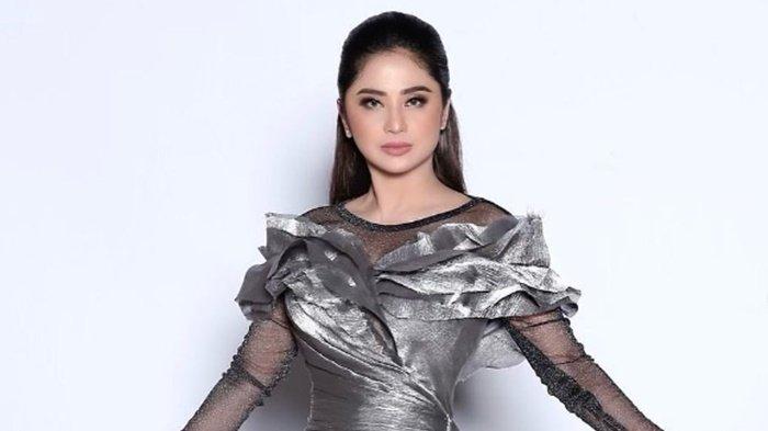 Pedangdut Dewi Perssik. Dirinya mengaku siap melaporkan sang mantan suami Angga Wijaya jika tidak ada kata minta maaf.