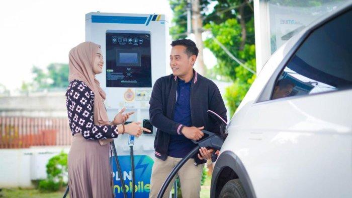Pelanggan sedang melakukan pengisian daya di SPKLU yang berada di Kantor PLN Unit Induk Distribusi Jawa Tengah dan D.I. Yogyakarta.