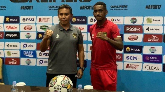 Pelatih Timnas Indonesia U-17, Bima Sakti dan Pemain Timnas Indonesia U-17, Iqbal Gwijangge.