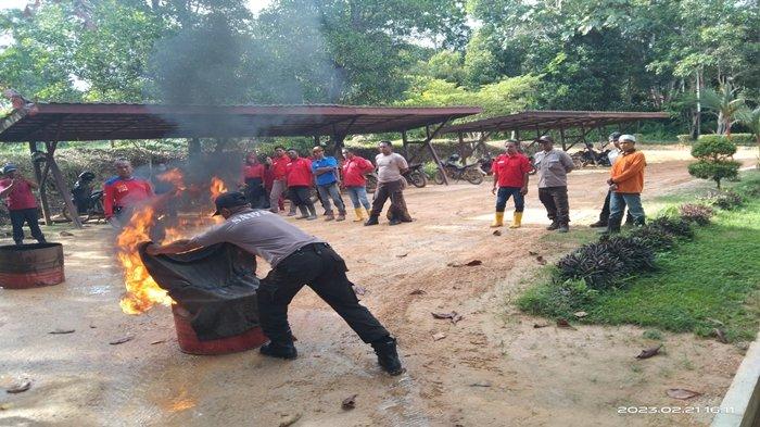 Pelatihan kepada karyawan yang dilaksanakan DSN Group