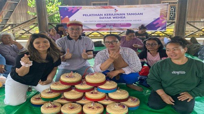 Pelatihan pembuatan topi khas dayak di Desa Nehas Liah Bing Kutai timur