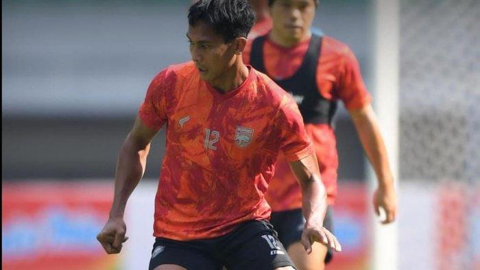 Pemain Borneo FC Samarinda, Hendro Siswanto saat melakoni latihan bersama dengan rekannya.