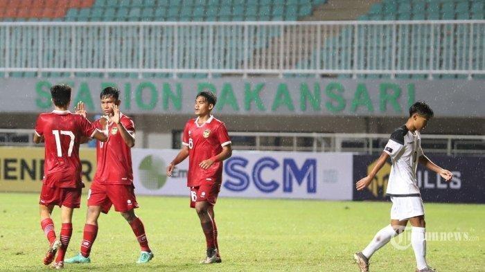 Pemain Tim Nasional (Timnas) Indonesia merayakan kemenangan dari Timnas Guam pada babak kualifikasi AFC U17 Asian Cup 2023 di Stadion Pakansari, Bogor, Jawa Barat, Senin (3/10/2022). Inilah jadwal Timnas U 17 vs Korea Selatan pertandingan uji coba dan kabar Timnas u 17 terbaru hari ini.
