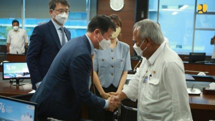 Menteri PUPR, Basuki Hadi Muljono menerima kunjungan delegasi Korsel yang dipimpin Assistant Minister for Road, Ministry of Land, Infrastructure and Transport, Korea Selatan Lee Yoon-Sang. Pembangunan tol bawah laut IKN Nusantara dimulai Agustus 2022. Peran dan keterlibatan Korea Selatan di proyel tol bawah laut IKN
