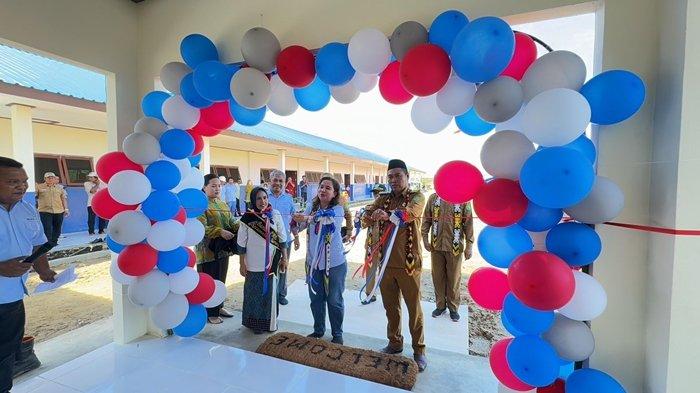 Penguntingan Pita Peresmian oleh Camat Karangan dan Direksi PT BAS DSN Group.