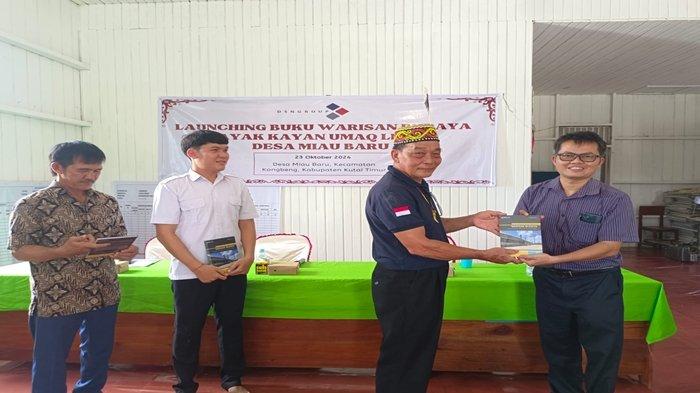 Penyerahan simbolis buku Warisan budaya Dayak Kayan Umaq Leqan dari manajemen DSN kepada Kepala Adat Dayak Kayan