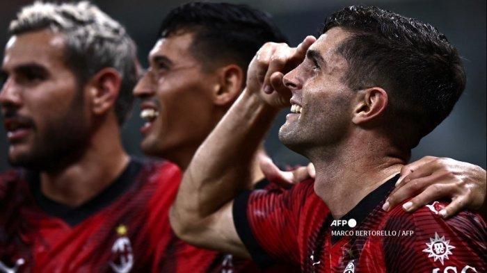 Penyerang AC Milan Christian Pulisic dari AS (kanan) merayakan bersama rekan satu timnya setelah mencetak gol dalam pertandingan sepak bola Liga Italia Serie A antara AC Milan vs Torino pada 26 Agustus 2023 di Stadion San Siro, Milan.