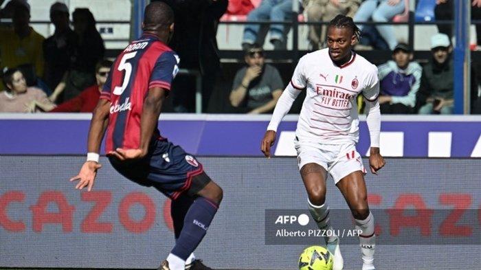 Penyerang AC Milan asal Portugal Rafael Leao (kanan) mengontrol bola saat pertandingan sepak bola Serie A Italia antara Bologna dan Milan AC di stadion Renato-Dall'Ara di Bologna, pada 15 April 2023. Alberto PIZZOLI / AFP