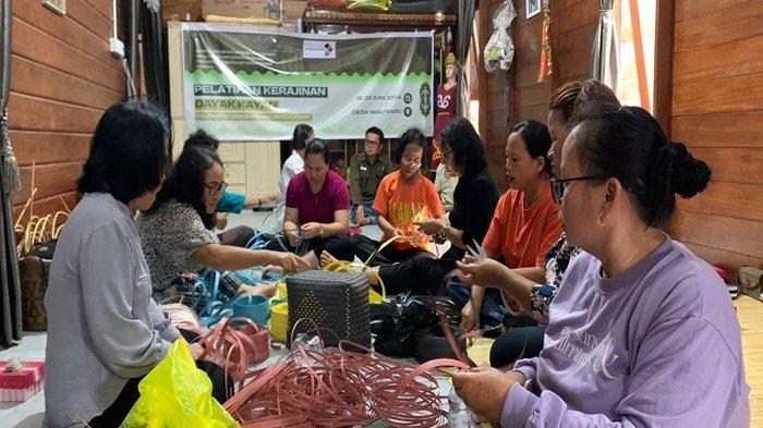 Perempuan di desa Miau Baru Kutai Timur mendapat pelatihan kerajinan tangan
