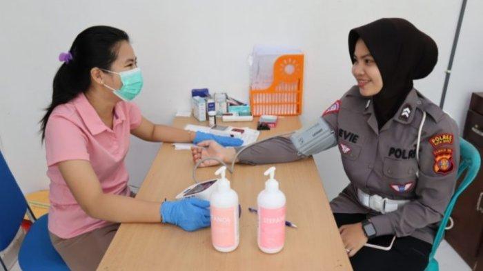 Ilustrasi personel polisi wanita (Polwan) melakukan donor darah.