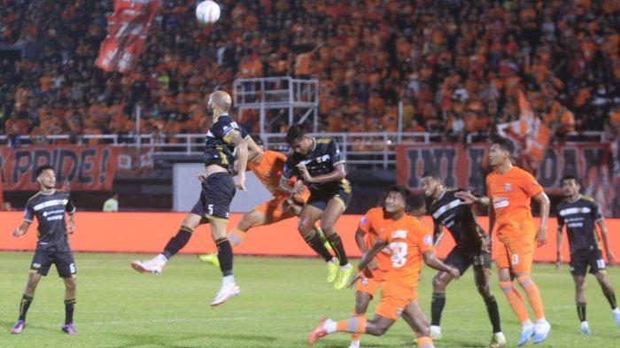 Laga Liga 1 saat Borneo FC vs Dewa United di Kota Samarinda, Kalimantan Timur. 
