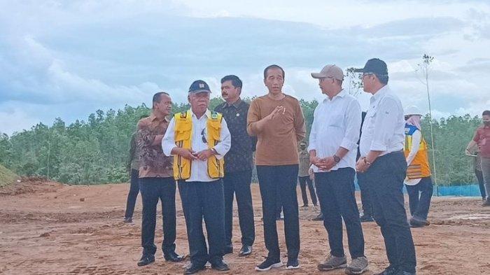 Presiden Joko Widodo saat mengunjungi pembangunan kompleks perumahan menteri di kawasan IKN, Sepaku, Kalimantan Timur pada Kamis (23/2/2023). Pesan Jokowi agar pembangunan IKN Nusantara tak rugikan masyarakat dan curhat warga yang tersingkir dari kampung sendiri