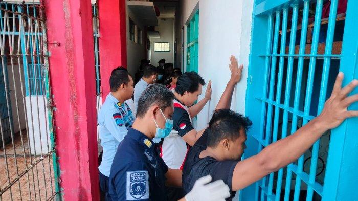 Petugas menggeledah kamar hunian Warga Binaan Pemasyarakatan (WBP) Lembaga Pemasyarakatan (Lapas) Kelas IIA Tenggarong.
