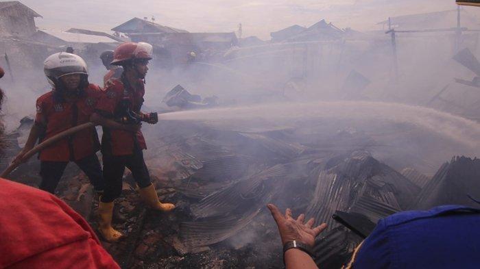 KEBAKARAN - Petugas pemadam dibantu relawan memadamkan api Jalan Ulin dekat Pasar Kedondong, Gang Lena  Kecamatan Sungai Kunjang Kota Samarinda Kalimantan Timur, Selasa (9/5/2023). TRIBUNKALTIM.CO/RITA LAVENIA
