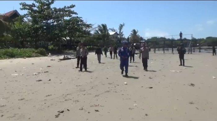 Polsekwas Pelabuhan Semayang Balikpapan menyusuri pesisir Pantai Semayang Balikpapan, Selasa (29/8/2023). Demikian sebagai respon atas viralnya kemunculan buaya di bibir perairan pantai tersebut.