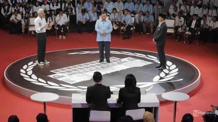 Calon Presiden nomor urut 01 Anies Baswedan, 02 Prabowo Subianto dan 03 Ganjar Pranowo mengikuti Debat Pertama Calon Presiden 2024 di Halaman Gedung KPU, Jakarta Pusat, Selasa (12/12/2023). Debat Perdana tersebut mengusut tema Hukum, Hak Asasi Manusia (HAM), Pemberantasan Korupsi, dan Penguatan Demokrasi.