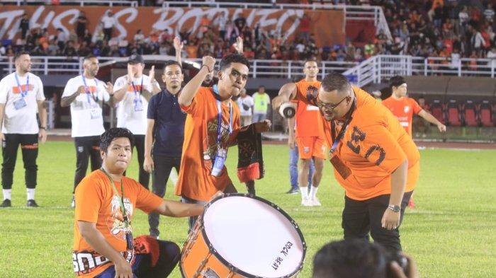 SELEBRASI-Presiden klub Borneo FC, Nabil Husien selebrasi memukul bass drum bersama suporter Pusamania pada pertandinga terakhir    di Stadion Segiri Samarinda Kalimantan Timur, Sabtu(9/12/2023).