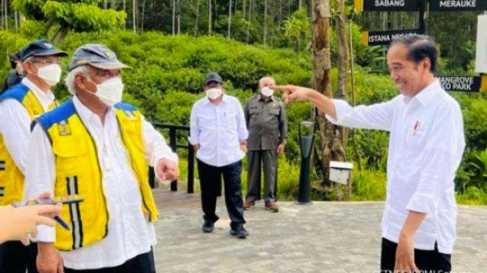 Presiden Joko Widodo bersama Menteri PUPR Basuki Hadimuljono saat meninjau pembangunan infrastruktur kawasan Ibu Kota Nusantara (IKN). Presiden Jokowi optimis pembangunan gedung-gedung oleh swasta di IKN Nusantara akan mulai tampak Januari 2023