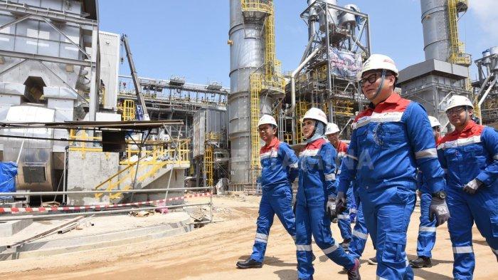 RDMP - Wakil Menteri BUMN Kartika Wirjoatmodjo bersama Direktur Utama Pertamina Nicke Widyawati, Direktur Utama KPI Taufik Adityawarman meninjau proyek Refinery Development Master Plan (RDMP) di Kilang Pertamina RU V, Balikpapan, Kalimantan Timur pada Rabu (27/9/2023).
