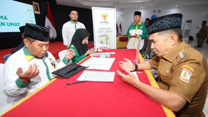 Wali Kota Balikpapan Rahmad Mas'ud membayar zakat fitrah melalui Badan Amil Zakat Nasional (Baznas) Balikpapan, di Auditorium Balai Kota Balikpapan, Senin (10/4/2023). (TRIBUNKALTIM.CO/DWI ARDIANTO)