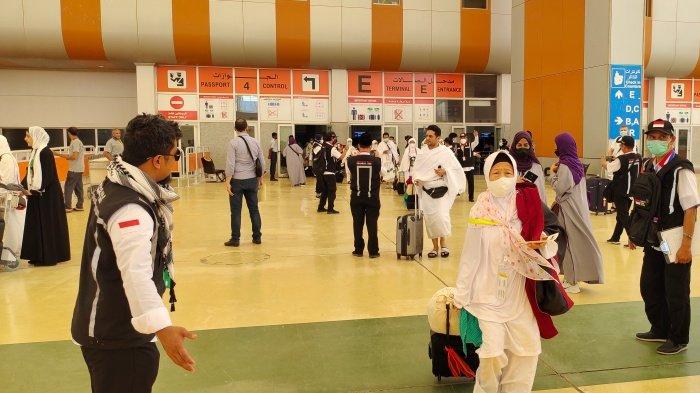 Rombongan jemaah haji tiba di Tanah Suci, Minggu (3/7/2022) waktu setempat. Persoalan Haji Furoda jadi perhatian. Ratusan jemaah Haji Furoda batal berangkat. Apa sebenarnya Haji Furoda, fakta dan bedanya dengan haji reguler.