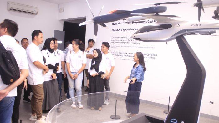 TAKSI TERBANG-Perwakilan Mahasiswa asal Samarinda bersama Kemensetneg-BSI penasaran dengan kinerja taksi terbang  di Rumah Teknologi Nusantara, kawasan IKN Nusantara Kabupaten Penajam Paser Utara, Rabu (21/2/2024).Taksi terbangn merupakan satu diantara  sejunlah teknologii moderen ramah lingkungan disiapkan menunjang IKN Nusantara TribunKaltim.co/Nevrianto Hardi Prasetyo.
