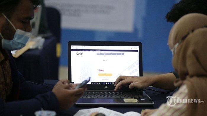 Wajib pajak mengisi formulir saat akan melaporkan Surat Pemberitahuan Tahunan (SPT) Pajak di KPP Pratama Jakarta Tanah Abang, Jakarta, Kamis (31/3/2022).