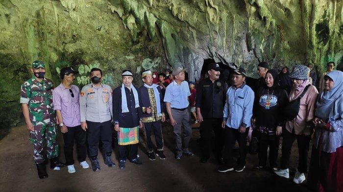 Saat kunjungan Plt Bupati PPU Hamdam dan rombongan ke Gua Tapak Raja beberapa waktu lalu.TRIBUNKALTIM.CO/HO
