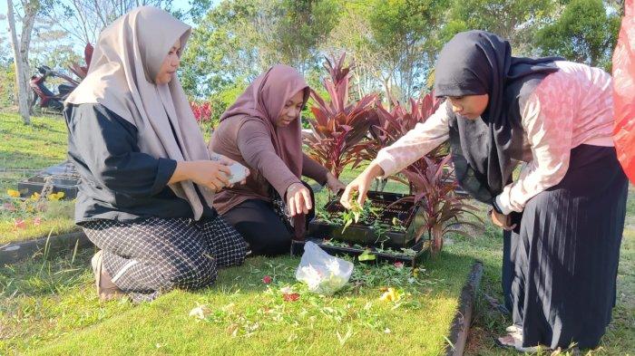 Sehari menjelang bulan suci Ramadhan 1444 Hijriyah, para peziarah memadati Tempat Pemakaman Umum (TPU) Terpadu Covid-19 yang berlokasi di km 15 Karang Joang, Balikpapan Utara, Kalimantan Timur.TRIBUNKALTIM.CO/DWI ARDIANTO