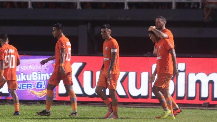 Gelandang Borneo FC, Adam Alis Setyano selebrasi bersama Felipe Cadenazzi, Stefano Lilipaly, Leo Guntara,  M Sihran, seusai mencetak gol pada pertandingan kontra PSIS di Stadion Segiri Samarinda Kalimantan Timur, Sabtu(9/12/2023).Borneo FC berhasil raih poin penuh setelah mengalahkan PSIS 2-0.TribunKaltim.co/Nevrianto Hardi Prasetyo