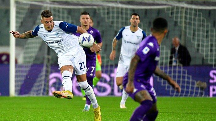 Sergej Milinkovic-Savic (nomor 21) tampil gacor pada pertandingan Liga Italia Serie A antara Fiorentina vs Lazio yang berakhir 0-4, Selasa (11/10/2022).
