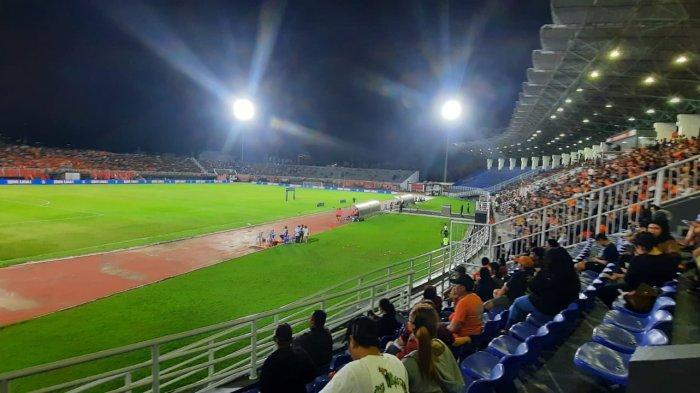 Sejumlah suporter maupun penonton  saat pertandingan terakhir Borneo FC  kontra PSIS di Stadion Segiri Samarinda Kalimantan Timur,  Sabtu (9/12/2023) malam.