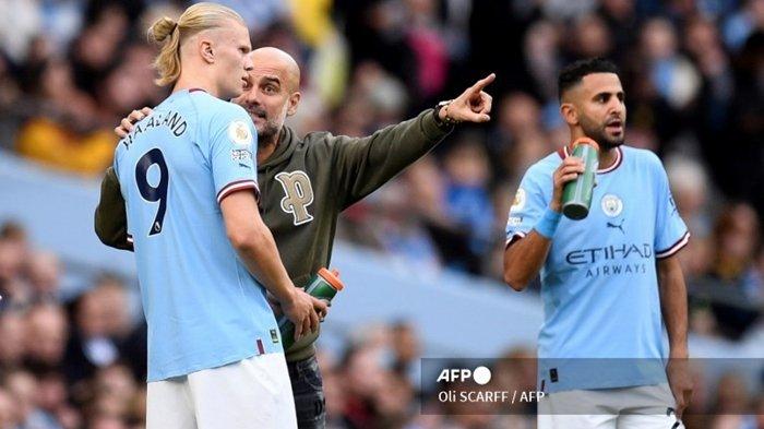 Striker Manchester City, Erling Haaland, dapat arahan dari Pep Guardiola di Liga Inggris. Kabar terbaru, Striker AC Milan, Zlatan Ibrahimovic terlibat perseteruan dengan Pep Guardiola. (Oli SCARFF / AFP)