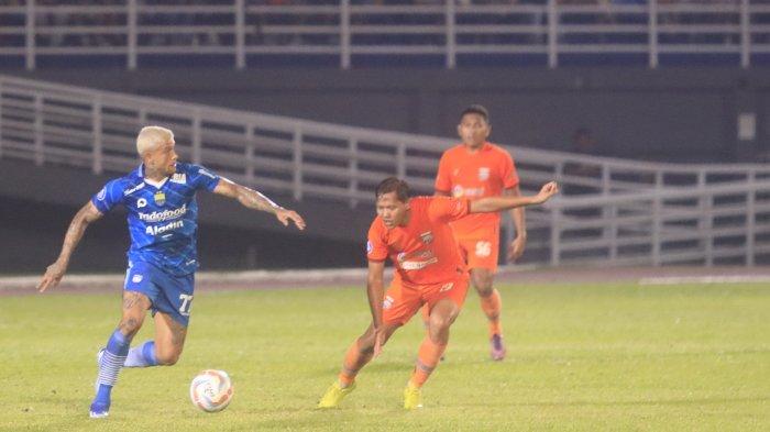 HASIL AKHIR PERSIB - Penyerang Persib, Ciro Alves  berusaha melewati adangan gelandang  Borneo FC, Adam Alis Setyano pada  Liga 1 di Stadion Segiri Samarinda Kalimantan Timur, Sabtu (21/10/2023). 