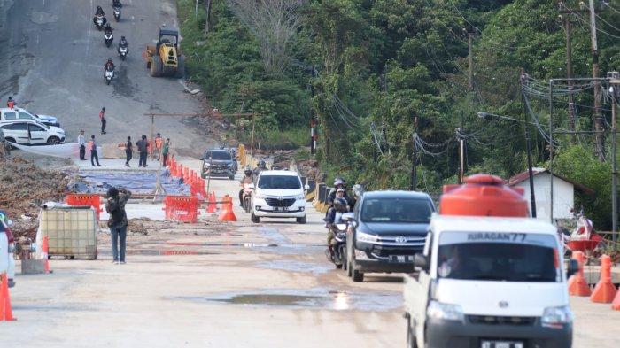 Pemandangan jalan raya dekat area perkantoran Balikpapan