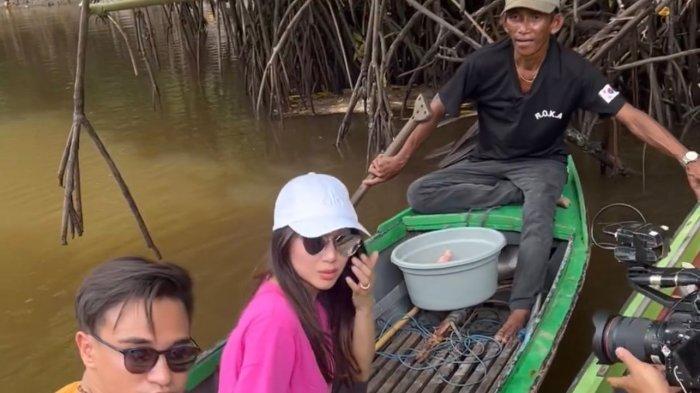 Tangkapan layar video Nisya Saasia Ifat, adik Raffi Ahmad, saat menyusuri sungai Guntung untuk bertemu Buaya Riska.