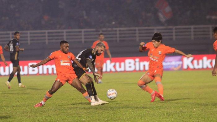 PERTARUNGAN LIGA 1 - Winger Borneo FC, Terens Puhiri, bersama Kei Hirose mengepung  pergerakan gelandang Dewa United, Dimitros Kolovos (tengah)pada  pertandingan Liga 1 di Stadion Segiri Samarinda,Kalimantan Timur, Sabtu(28/10/2023).