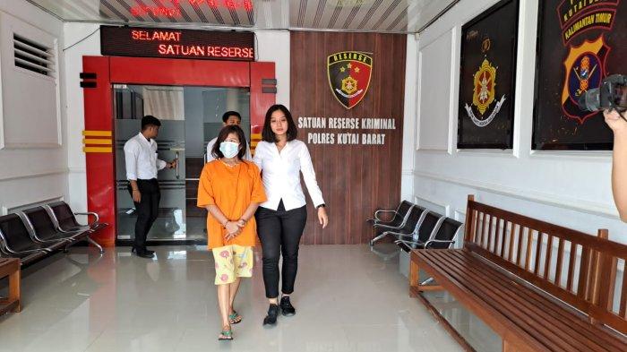 Tersangka kasus Tindak Pidana Perdagangan Orang (TPPO) berinisial TY (48) mengenakan baju tahanan saat digiring ke Mapolres Kutai Barat setelah berhasil diringkus jajaran tim Opsnal Satreskrim Polres Kutai Barat pada Sabtu malam kemarin (22/7/2023).