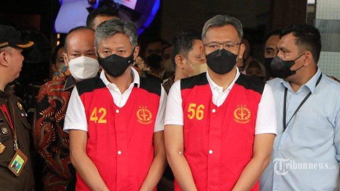 Tersangka kasus obstruction of justice pada kasus pembunuhan berencana Brigadir J atau Brigadir Nofriansyah Yosua Hutabarat, Hendra Kurniawan (rompi merah, kiri) dan Agus Nurpatria (rompi merah, kanan) ditunjukkan petugas kepada awak media di depan lobi Gedung Jampidum Kejaksaan Agung RI, Jakarta Selatan, Rabu (5/10/2022).