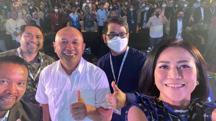 KABINET PRABOWO-GIBRAN - Menteri Koperasi dan UKM, Teten Masduki foto bersama para pengurus AMSI dalam kegiatan IDC 2022 di Ballroom 1 Hotel JS Luwansa, Jakarta, Selasa (22/11/2022).