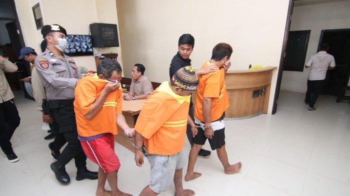 Tiga orang kakak beradik pengedar sabu saat digiring di Mapolresta Balikpapan, Kamis (10/8/2023).