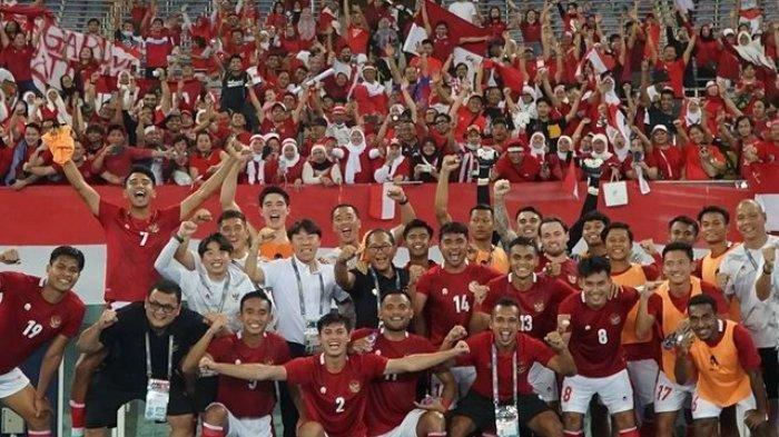 Timnas Indonesia merayakan kemenangan atas Kuwait di babak Kualifikasi Piala Asia 2023 dengan berfoto bersama staf pelatih dan suporter.