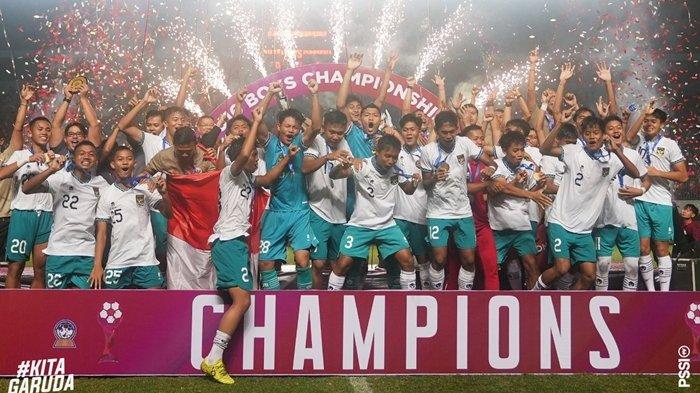 Timnas Indonesia juara Piala AFF U-16 2022. Borneo FC bakal mengganjar tujuh pemainnya dengan bonus berupa beasiswa pendidikan.