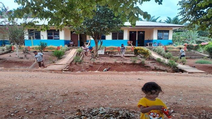 JAGA KEASRIAN - Untuk menjaga keasrian PT Dewata Sawit Nusantara mengajak karyawan dan pekerja bersama-sama melaksanakan giat kebersihan lingkungan