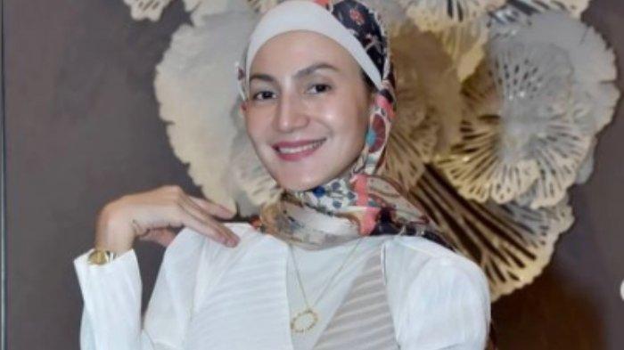 Wanda Hamidah yang kini putuskan berhijab.
