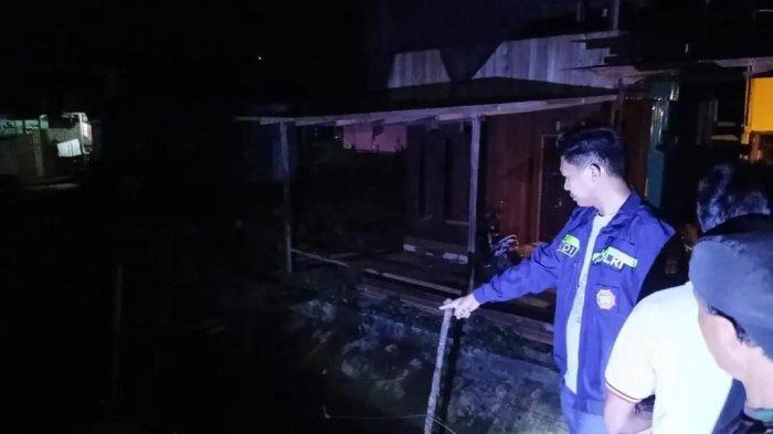 Warga yang menunjuk lokasi kejadian wanita diterkam buaya di Guntung, Bontang Utara.TRIBUNKALTIM.CO/HO