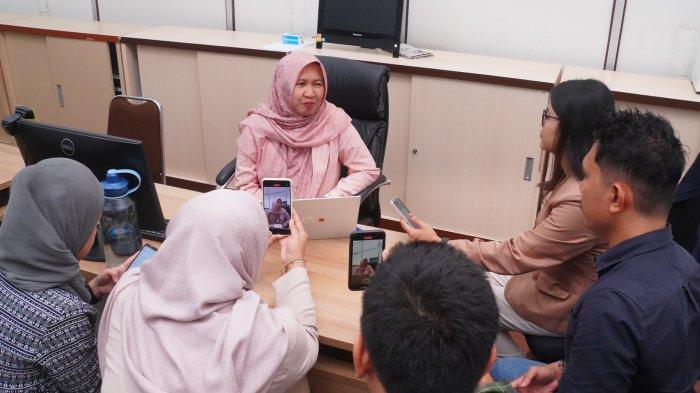 Peserta workshop jurnalistik praktek liputan berupa mewawancarai narasumber di lingkup Kantor PT PLN (Persero) UID Kaltimra Jl MT Haryono Balikpapan.